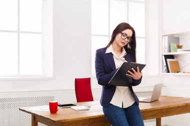 İş kadını ofiste notlar aşağı yazma