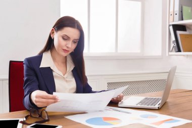 İş kadını okuma belgeyi office masaüstü