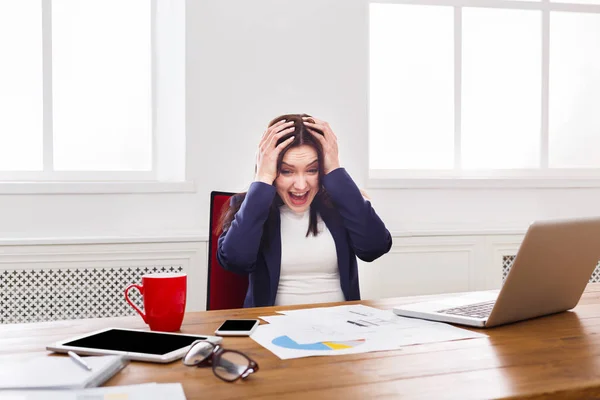 Furiosa donna d'affari che urla sul posto di lavoro — Foto Stock