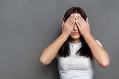 Korkmuş kadın kapsayan eller, gözlerinizle görün kötülükten