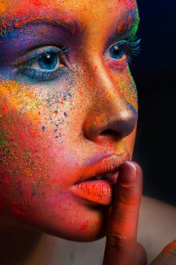 Koyu arka plan üzerinde poz sanat makyaj ile model
