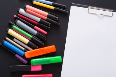 Çizim, işaretleri ve boş kağıt Kırtasiye