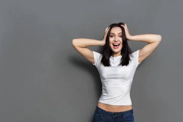 Menina feliz posando para a câmera e gritando — Fotografia de Stock