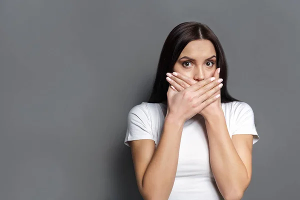 Donna spaventata che copre la bocca con le mani — Foto Stock