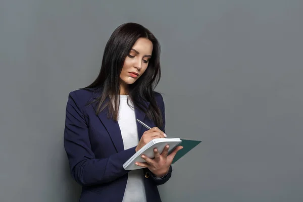 Geschäftsfrau überprüft Zeitplan bei der Arbeit — Stockfoto