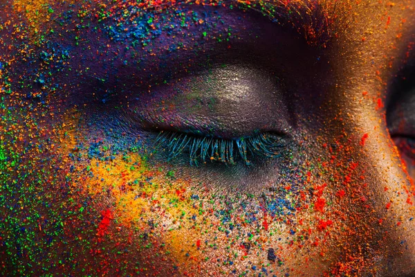 Ojo de modelo con maquillaje de arte colorido, primer plano — Foto de Stock