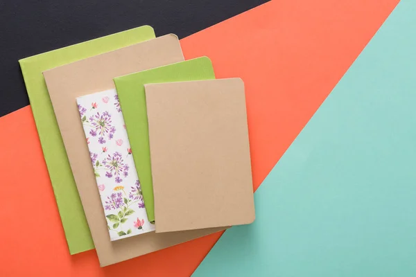 Mockup com conjunto de vários cadernos coloridos — Fotografia de Stock