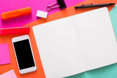 Yaratıcı minimal tasarım - düz workspace ile yatıyordu