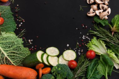 Çerçeve kopya alanı ahşap zemin üzerine taze sebze