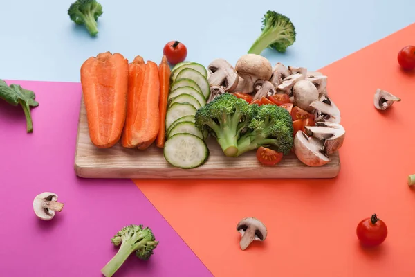 Tagliare verdure crude su tavola di legno, cibo sano — Foto Stock