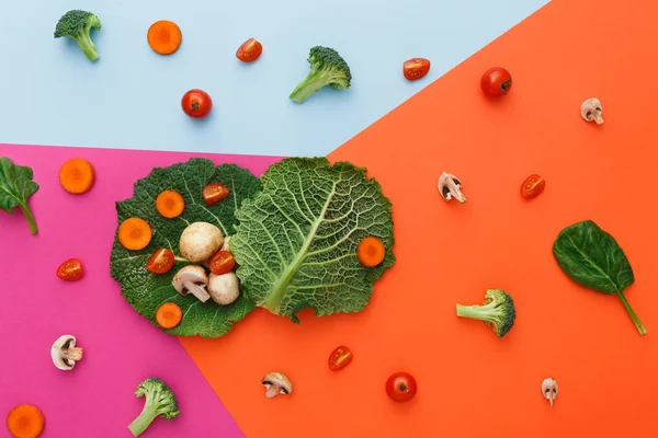 Posa piatta di verdure crude su sfondo astratto — Foto Stock