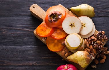 Sağlıklı gıda - ahşap tahta meyve, düz ile yatıyordu