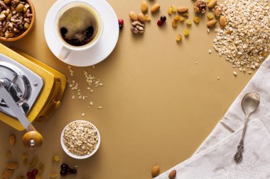 Kahvaltı yemek kahve ve yulaf ile düz lay