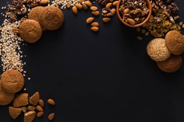 Düz koyu arka plan üzerinde yulaf kurabiye shot yatıyordu