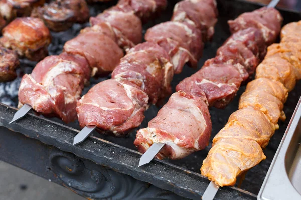 Carne de bovino e carne de frango. Carne fresca na grelha, bbq — Fotografia de Stock