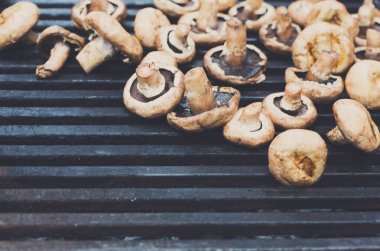 Metal ızgara kavrulmuş mantar Barbekü