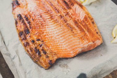 Kırmızı somon mangal ızgara fileto balık