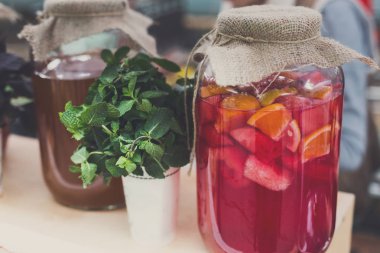 Limonata, Restoran arka plan cam kavanozlara closeup