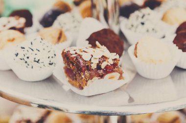 Karamel ve fındık şekerler, kurabiye ve bisküvi Ziyafet masada.