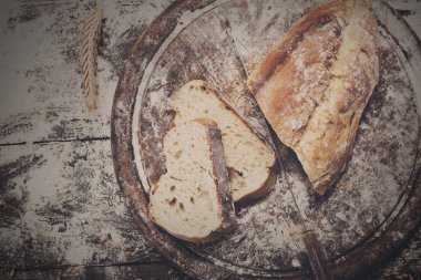 Fırın kavramı arka plan. Beyaz dilimlenmiş ekmek ve bıçak