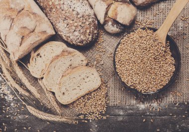 Fırın kavramı. Dilimlenmiş ekmek arka plan bol