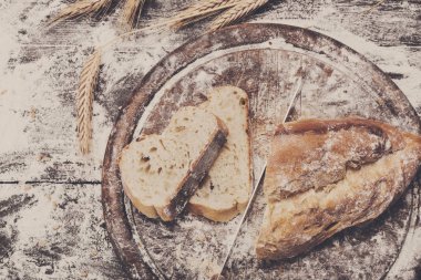 Fırın kavramı arka plan. Beyaz dilimlenmiş ekmek ve bıçak