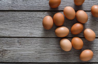 Ahşap arka plan üzerinde kahverengi ve beyaz organik yumurta