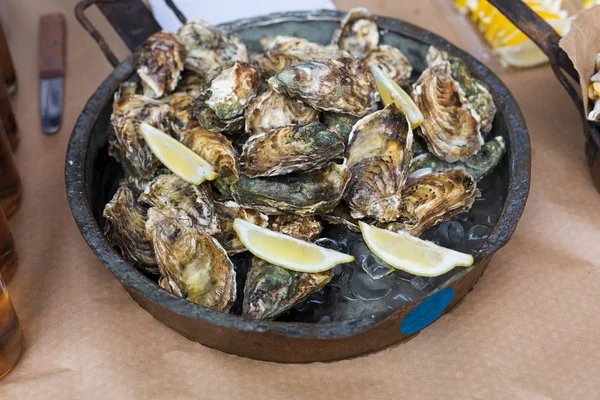 Plein de fruits de mer, huîtres sur le gril — Photo