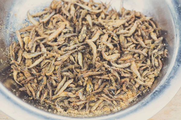 Pequeño pescado de anchoa a la parrilla en la barbacoa — Foto de Stock