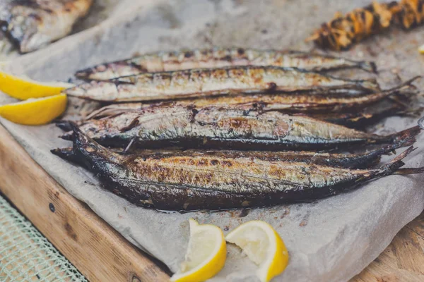 Vis-makreel bij bbq gegrilde — Stockfoto