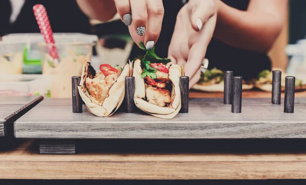 Street vendor mani fare taco all'aperto — Foto Stock