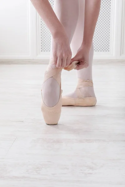 Nahaufnahme Beine der Ballerina zieht spitze Ballettschuhe an — Stockfoto
