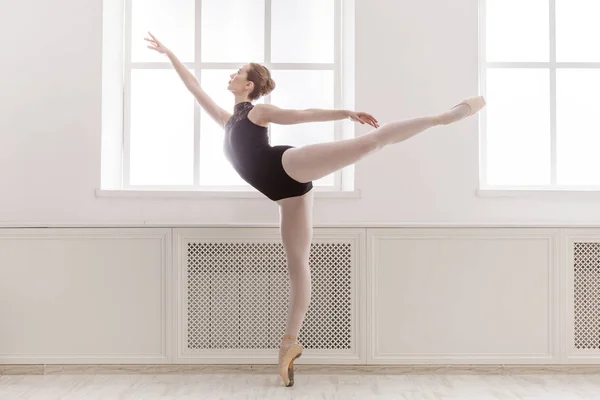 Schöne Ballerine steht in arabischer Ballettposition — Stockfoto