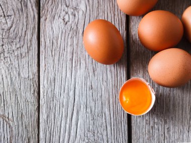 Rustik ahşap, organik tarım kavramı arka plan üzerinde taze tavuk kahverengi yumurta