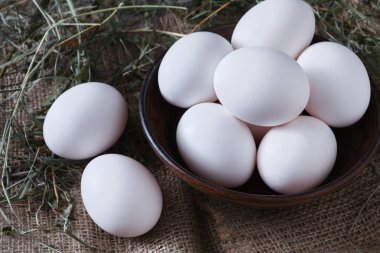 Taze tavuk beyaz çuval closeup, arka plan tarım organik yumurta