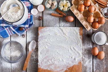 Rustik ahşap arka plan üzerinde fırın malzemeleri