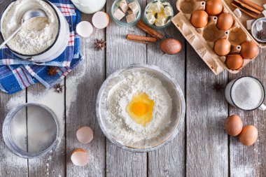 Rustik ahşap arka plan üzerinde zemin ve sarısı Üstten Görünüm