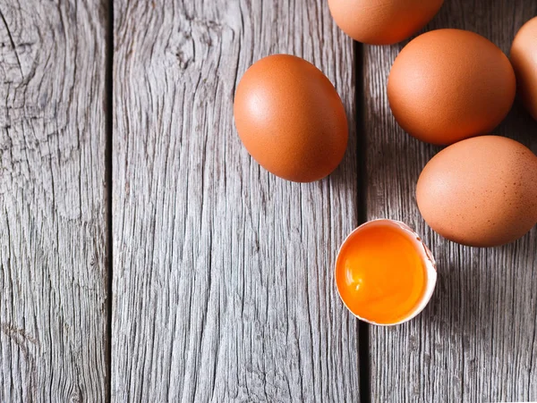 Rustik ahşap, organik tarım kavramı arka plan üzerinde taze tavuk kahverengi yumurta