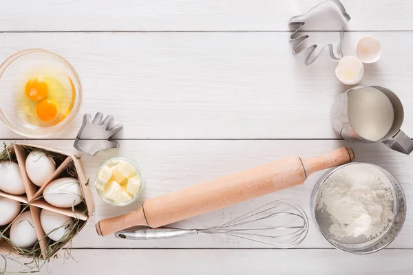 Malzemeler beyaz rustik ahşap zemin üzerinde pişirme, kopyalama alanı