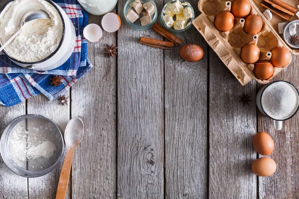 Rustik ahşap arka plan üzerinde fırın malzemeleri