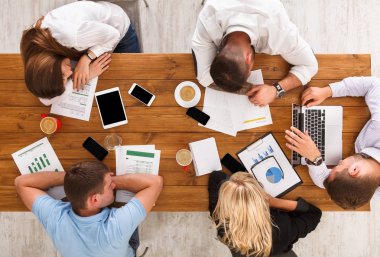 Office, üstten görünüm uykusunda grup iş adamları yorgun
