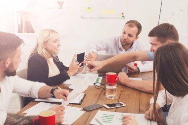 İş görüşmesi. Genç hipsters işadamları ve modern ofis kadınlar