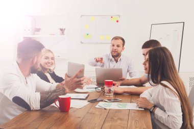 İş görüşmesi. Genç hipsters işadamları ve modern ofis kadınlar