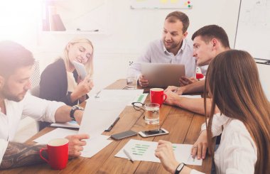 İş görüşmesi. Genç hipsters işadamları ve modern ofis kadınlar
