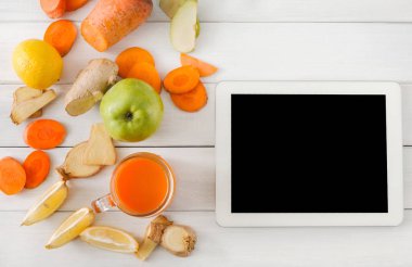 Havuç smoothie maddeler Detoks, görünüm üzerinde beyaz tablet ekran ile top