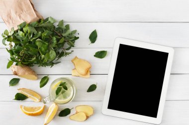 Detoks limonata smoothie maddeler, görünüm üzerinde beyaz tablet ile top