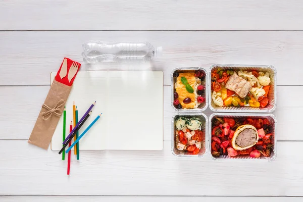 Zdravé jídlo, oběd v poli fólie na studentský stůl, dieta — Stock fotografie