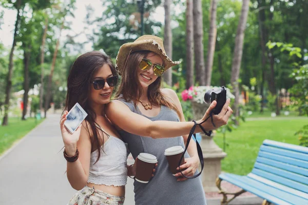 Szczęśliwy turystów przyjaciółki biorąc selfie Zdjęcia — Zdjęcie stockowe