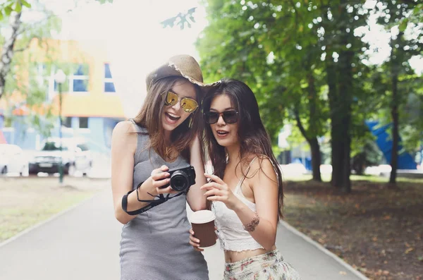 Retrato al aire libre de tres amigos tomando fotos con un smartphone — Foto de Stock