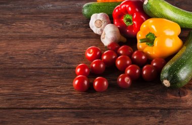 Kopya alanı kahverengi ahşap zemin üzerine taze sebze